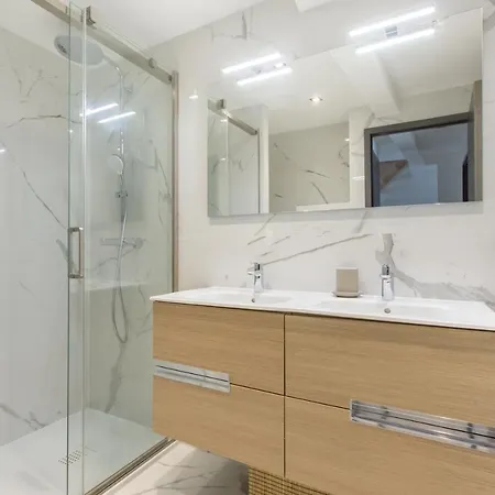 Spacieux Et Moderne 4 A 5mn A Pieds Republique דירה *